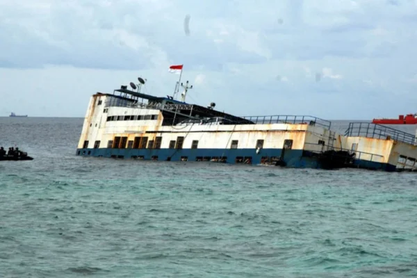 Tragedi Kapal Terbakar dan Tenggelam di Perairan Nusantara: Korban Hilang & Upaya SAR tragedi kapal