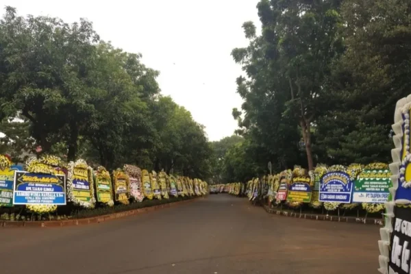 Kedatangan Karangan Bunga di Rumah Duka Kwik Kian Gie