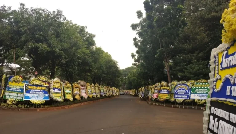 Kedatangan Karangan Bunga di Rumah Duka Kwik Kian Gie
