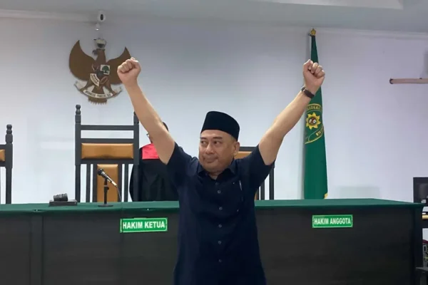 Eks Bupati Bone Bolango Menangis Usai Divonis Bebas Korupsi bupati bone bolango