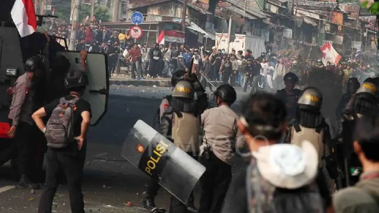 Demonstran Masih Bertahan di Depan DPR Pagi Ini