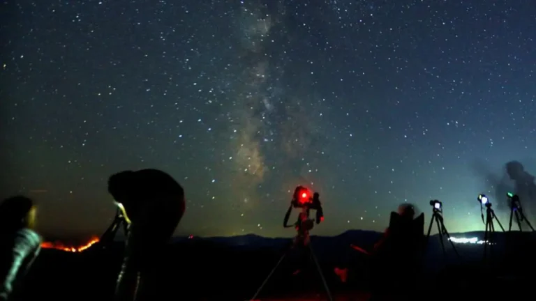 Fenomena Hujan Meteor Perseid dan Black Moon Warnai Langit Agustus 2025