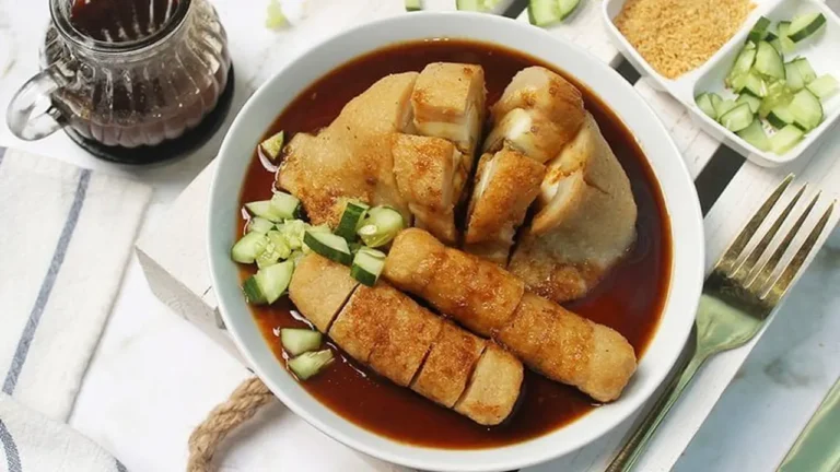 Bercanda Saat Membuat Pempek Bersama Warga Sumatera Selatan