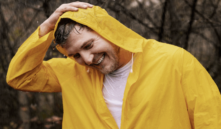 20 Pilihan Jas Hujan Terbaik 2025, Tahan Air dan Modis