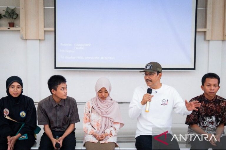 Mensos Awasi Perkembangan Siswa di Sekolah Rakyat Bekasi