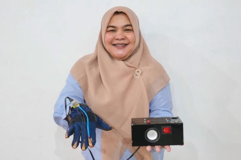 Dosen UMY Kembangkan Sarung Tangan Membantu Atasi Kecemasan Remaja