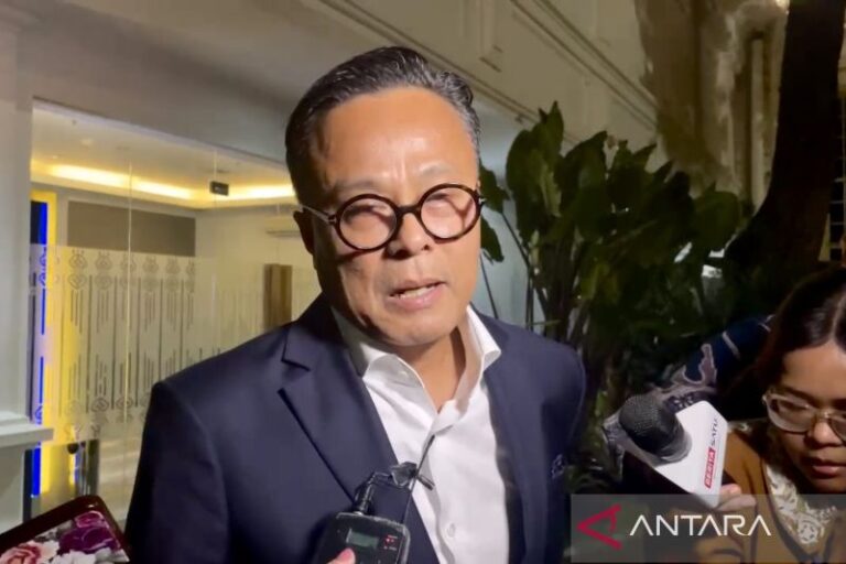 Dony Oskaria Sampaikan Laporan Transisi ke Presiden dari Kementerian BUMN