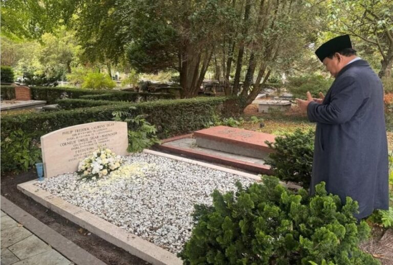Prabowo Menyambangi Makam Kakek dan Neneknya di Den Haag