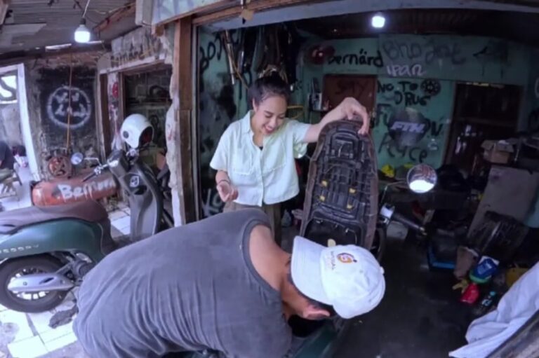 Azia Riza Menjajal Jadi Montir Sementara di Auto Chaos