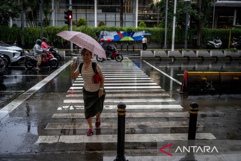 Hujan dan Petir Diprakirakan Mengguyur Jakarta Sabtu Siang