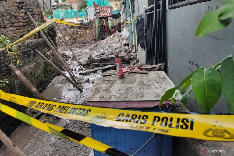 Polisi Selidiki Tembok Sekolah yang Ambruk di Palmerah