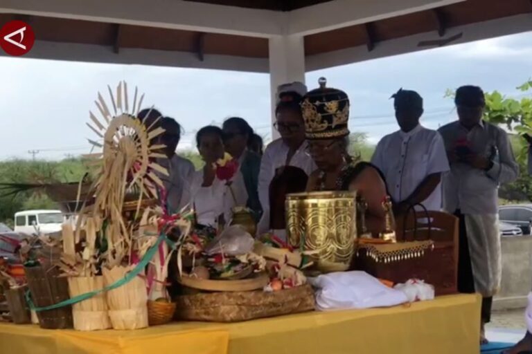 Umat Hindu Palu Rayakan HUT Pura Agung dengan Ritual Melasti