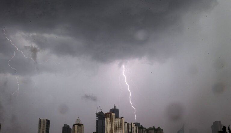 Cuaca Hari Ini: Warga Indonesia Wajib Siaga pada 7 Desember 2025