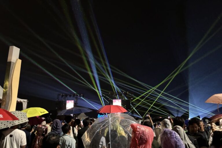 Cuaca Buruk Akibatkan Ribuan Drone Tidak Bisa Terbang di Ancol