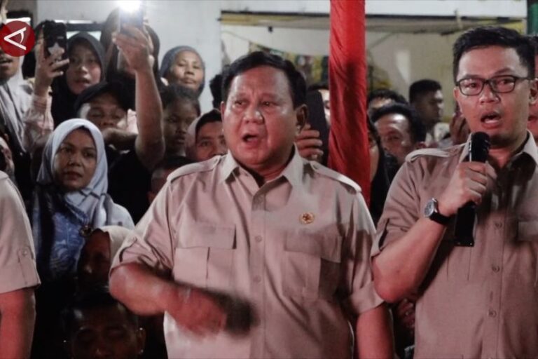 Prabowo Nyanyikan “Tanah Airku” Bersama Pengungsi Tapsel
