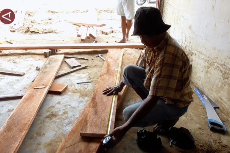 Pedagang Huta Godang Renovasi Kios Sambil Tunggu Bantuan