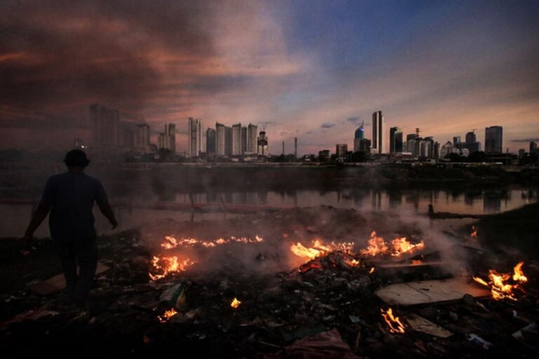 Warga Jakarta Didenda Rp500 Ribu Karena Bakar Sampah Sembarangan