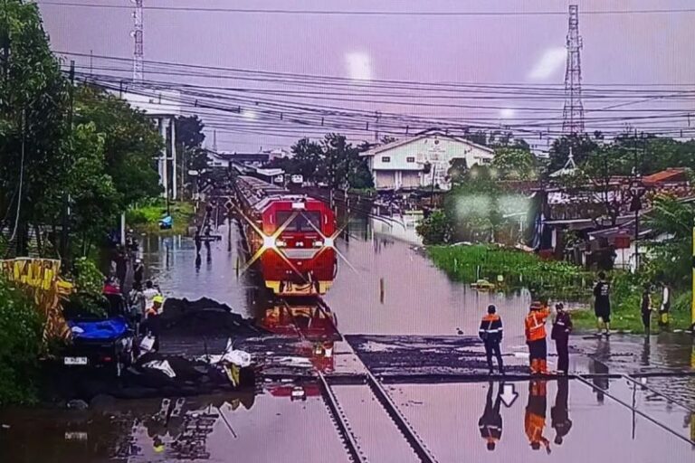 Menteri PU Bentuk Satgas Bersama Antisipasi Banjir Rel Kereta