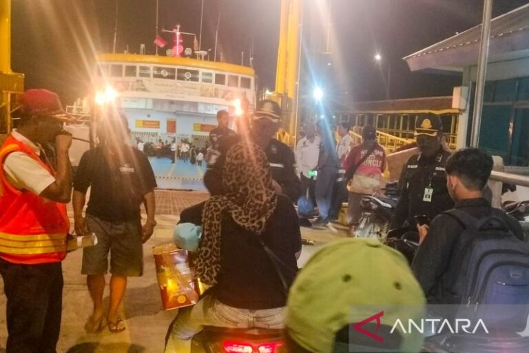 Kapal Feri Gratis Pertama Situbondo-Madura Angkut 331 Penumpang