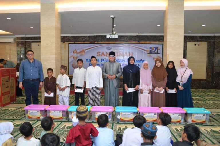 JICT Santuni Yatim dan Distribusikan Sembako untuk TKBM di Jakut