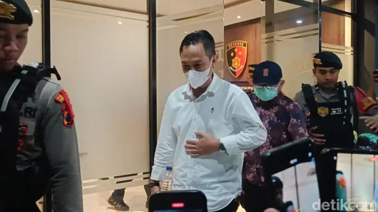 Bupati Cilacap Dibawa ke Jakarta, KPK Periksa 13 Orang