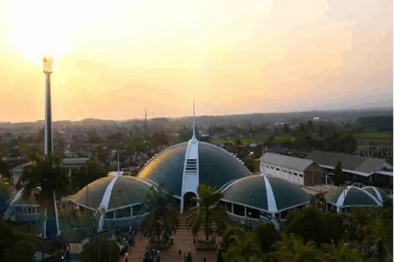 Jadwal Salat dan Imsakiyah Surabaya untuk 18 Ramadan 1447 H