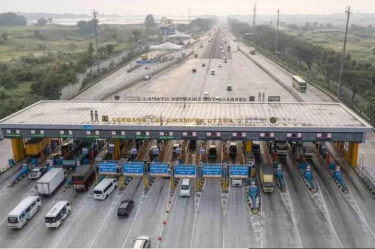 Lalu Lintas Padat di Tol Jakarta-Cikampek KM 70, MBZ Lancar
