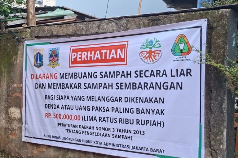 Spanduk LH Terpasang di Pasar Kopro Terkait Tumpukan Sampah