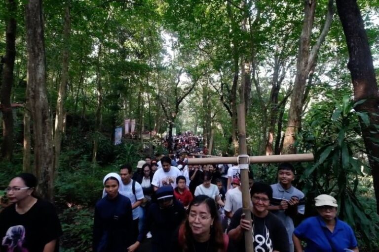 Ratusan Umat Katolik Laksanakan Jalan Salib di Gunung Gandul