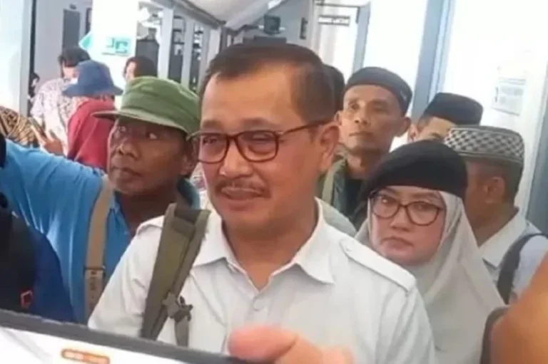 Polisi Antarkan Dokter Tifa ke RS Polri, Dukung Eggi dan Damai Temui Jokowi