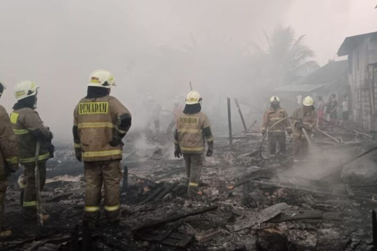 Personel Gulkarmat Padamkan Kebakaran Rongsokan di Cengkareng